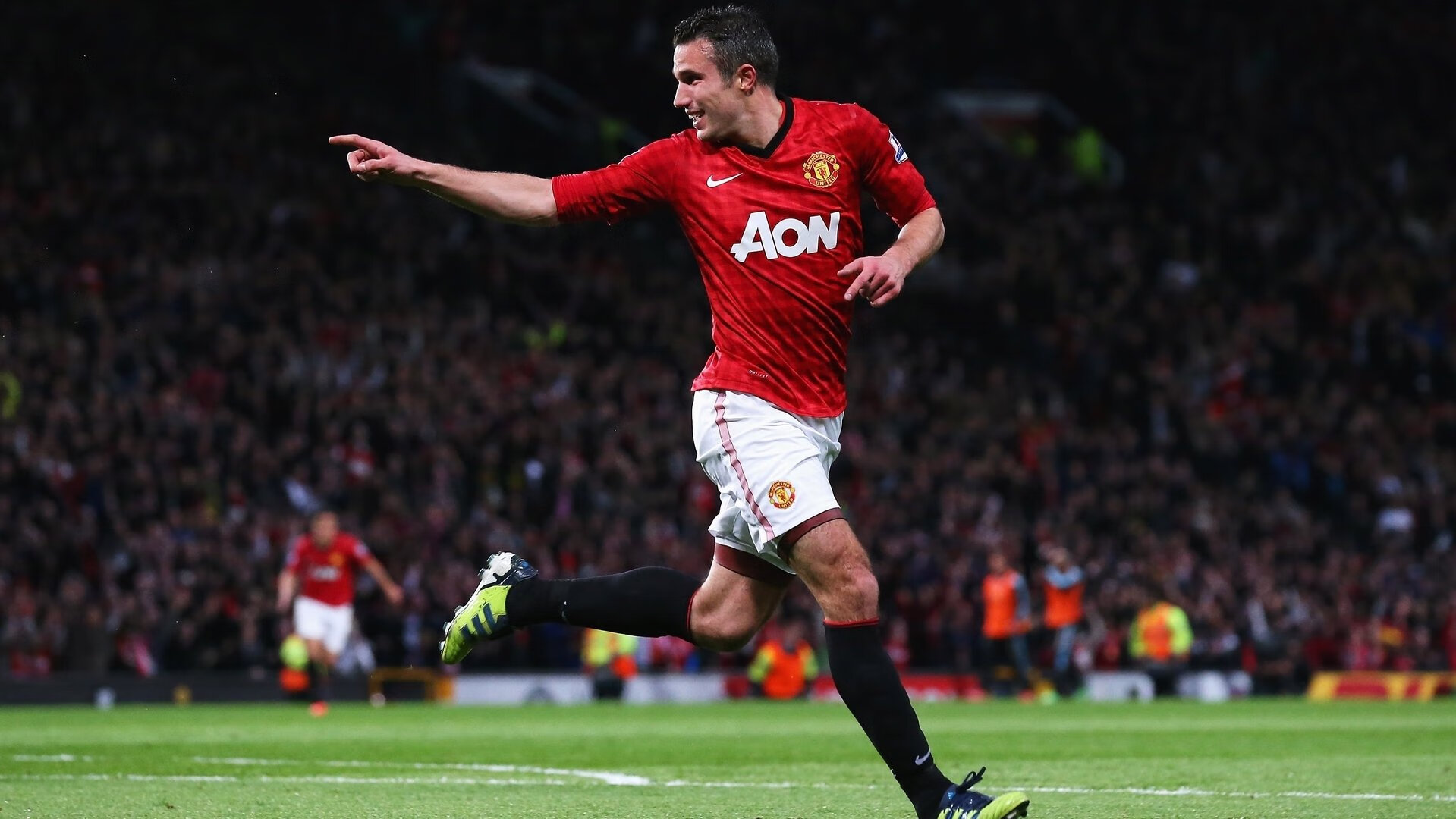 尼斯后场稳固防守撑起比赛防线,尼斯主场